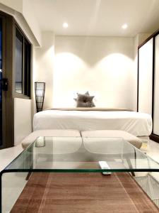 A bed or beds in a room at ReLuxe マリン Condo