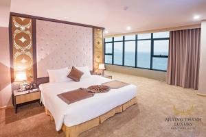 Postel nebo postele na pokoji v ubytování Muong Thanh Luxury Nha Trang Hotel