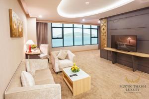 TV a/nebo společenská místnost v ubytování Muong Thanh Luxury Nha Trang Hotel