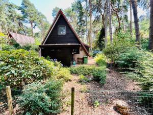 een klein huis midden in een bos bij 't Kabouterhuisje (Rekem - Lanaken) in Lanaken