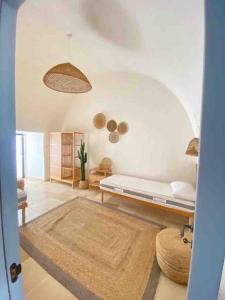 卡薩拉諾的住宿－CA' DEL FICO D'INDIA - Antico Casale di charme，带沙发和地毯的客厅