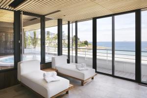 uma sala de estar com vista para o oceano em Grand Hôtel Perros-Guirec em Perros-Guirec