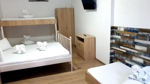 Zimmer mit 2 Etagenbetten und einem TV in der Unterkunft Casa Nicholas in Constanţa