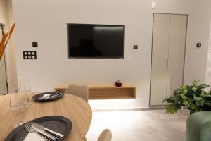 Televízia a/alebo spoločenská miestnosť v ubytovaní BillMar Luxury Apartment in the center of Gythio