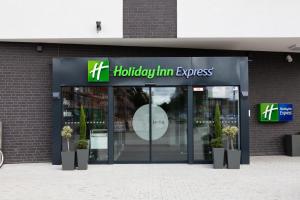 un magasin devant une auberge de vacances express dans l'établissement Holiday Inn Express - Offenburg, an IHG Hotel, à Offenbourg