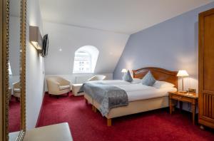 a hotel room with a bed and a mirror at Hotel am Mirabellplatz in Salzburg