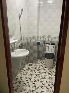 a bathroom with a sink and a toilet at Hotel Nắng in Vung Tau