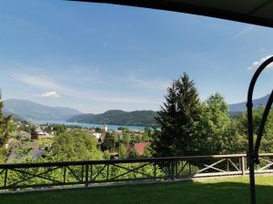 a view of the lake from the balcony of a house at See:Zeit Das_Ferienhaus in Seeboden