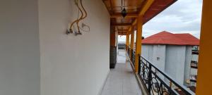 einen Blick vom Balkon eines Gebäudes in der Unterkunft Résidence Diakhaby in Conakry
