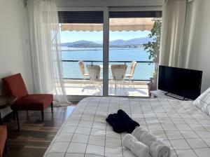 1 dormitorio con 1 cama y vistas al océano en Marine Apartment with sea & port view! en Volos