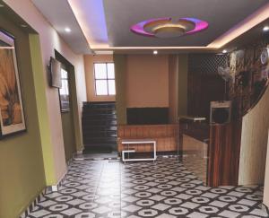een lobby met een trap en een paars plafond bij SIDDHARTHA INN in Lucknow