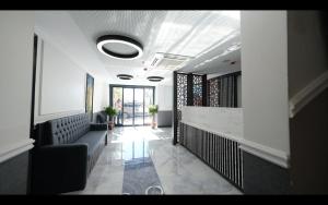 A seating area at Askadar May Otel