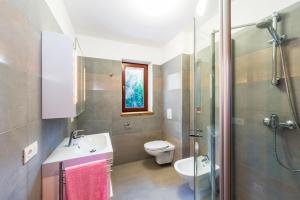 un bagno con lavandino, WC e doccia di Wald Residence a Bad Kleinkirchheim Altre 75 foto