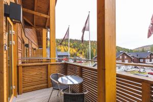 a patio with a table and chairs on a balcony at Skihouse Apartment in Levi