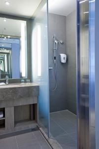 Bilik mandi di Holiday Inn Express Hong Kong Mongkok by IHG