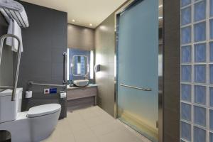 Bilik mandi di Holiday Inn Express Hong Kong Mongkok by IHG
