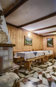 Habitación con mesa de billar y chimenea en Gościniec u Marzeny, en Bukowina Tatrzańska