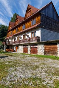 una gran casa de madera con un patio delante en Gościniec u Marzeny, en Bukowina Tatrzańska