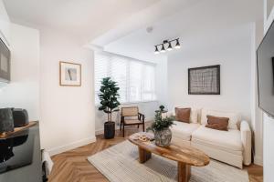 uma sala de estar com um sofá branco e uma mesa em Royal House Luxury Apartments - Chester em Chester
