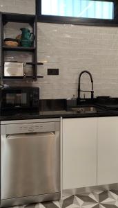 a kitchen with a sink and a microwave at Casa d´ Avó Glória in Alvoco das Várzeas