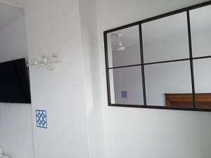 TV a/nebo společenská místnost v ubytování Superviews, parking 24h vigilado incluido y Netflix en habitación independiente con baño privado en apartamento particular, Français&English