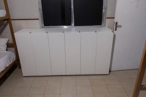 A cozinha ou cozinha compacta de Hostel Diniz