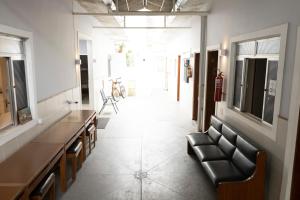 - un couloir avec un canapé en cuir dans l'établissement Hostel Diniz, à Vitória