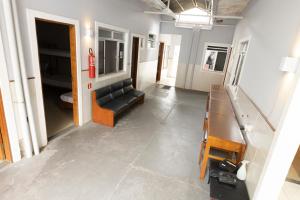 Uma área de estar em Hostel Diniz