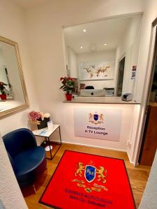 a waiting room with a red rug on the floor at Residence Mutschellen in Zürich