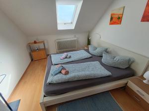 two beds in a small room with a window at Ferienwohnung kleine Möwe mit E-Bike Verleih in Wilhelmshaven