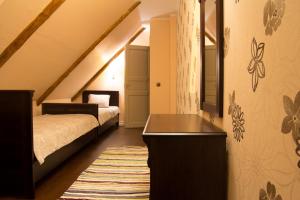 1 dormitorio con cama, espejo y lavamanos en Kalurikodu Holiday Home, en Kärdla
