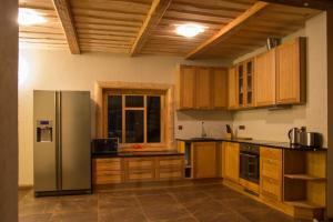 Kuchyň nebo kuchyňský kout v ubytování Kalurikodu Holiday Home