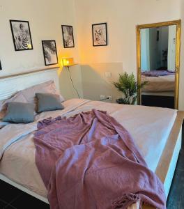 Una cama con una manta en un dormitorio en Cottage indipendente con piscina privata, en Masi San Giacomo