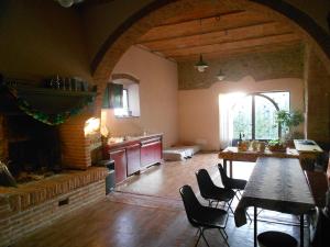 SubbianoにあるLocanda Montegioviの大きなキッチン(テーブル、暖炉付)