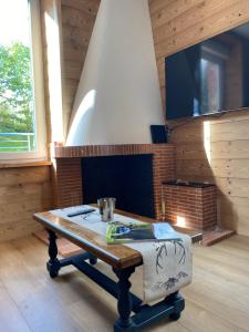 Televízia a/alebo spoločenská miestnosť v ubytovaní L'apparté de G, Gîte 3 étoiles de montagne cosy