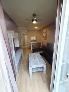 Zdjęcie z galerii obiektu Precioso apartamento con patio. w Maladze