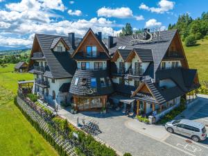 an aerial view of a large house with a car parked in front at Hotel G&oacute;rski in Białka Tatrzanska