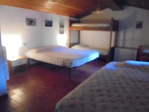 SubbianoにあるLocanda Montegioviのベッドルーム1室(ベッド2台、二段ベッド1組付)