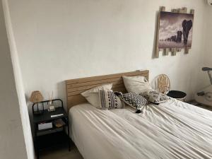 - une chambre avec un lit doté de draps et d'oreillers blancs dans l'établissement chambre privée dans maison drômoise - viarhona - autoroute - jacuzzi à réserver en supplément, à Châteauneuf-du-Rhône