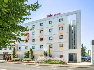 a white building with a sign that reads this hotel at ibis Bourges Centre in Bourges