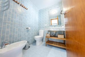 シエラネバダにあるNubeの青いタイル張りのバスルーム(トイレ、シンク付)