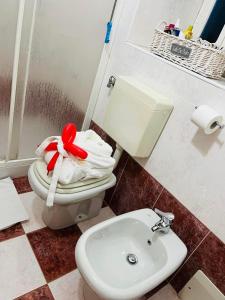 La salle de bains est pourvue de toilettes et d'un lavabo. dans l'établissement CASA CELOMMI, à Montepagano