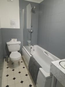 Koupelna v ubytování Highlander Hotel
