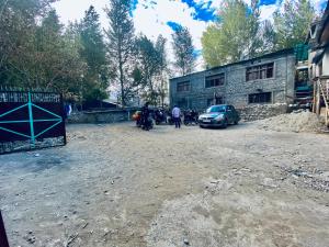卡尔吉尔Hotel Border View的一群摩托车停在一栋建筑物前