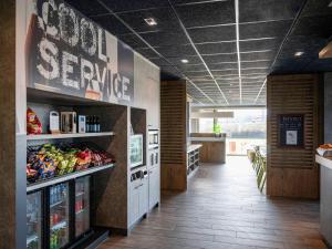 a restaurant with a refrigeratorasteryasteryasteryasteryasteryasteryasteryasteryasteryasteryastery at ibis budget Oostende Airport in Ostend