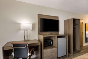 En tv och/eller ett underhållningssystem på Quality Inn