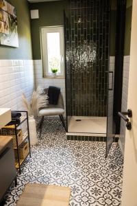 bagno con doccia e sedia di 5 Sterne Premium Ferienwohnung in Ostseenähe a Loose