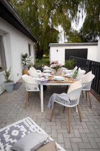 un tavolo e sedie su un patio di 5 Sterne Premium Ferienwohnung in Ostseenähe a Loose