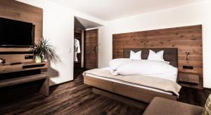 Łóżko lub łóżka w pokoju w obiekcie Aktivhotel Tuxerhof