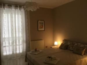 a bedroom with a bed and a window with towels on it at Appartamento "Rina Centro Sicilia" in Pietraperzia